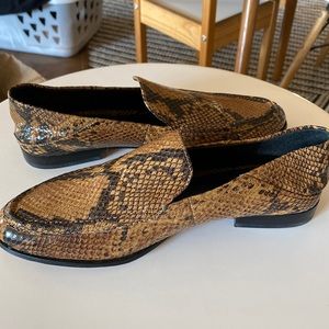 Women’s Vince Camuto snake print loafer with option to slide on EUC size 7